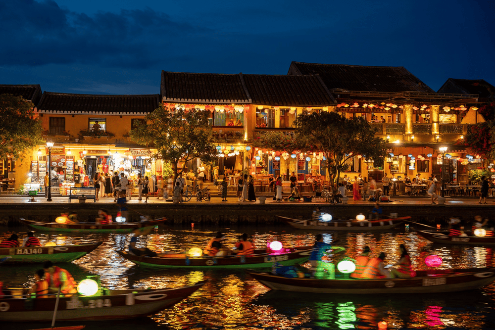 Stroll through a softly lit river where colorful lanterns create a calm and magical atmosphere (Source: Visit Hoi An)